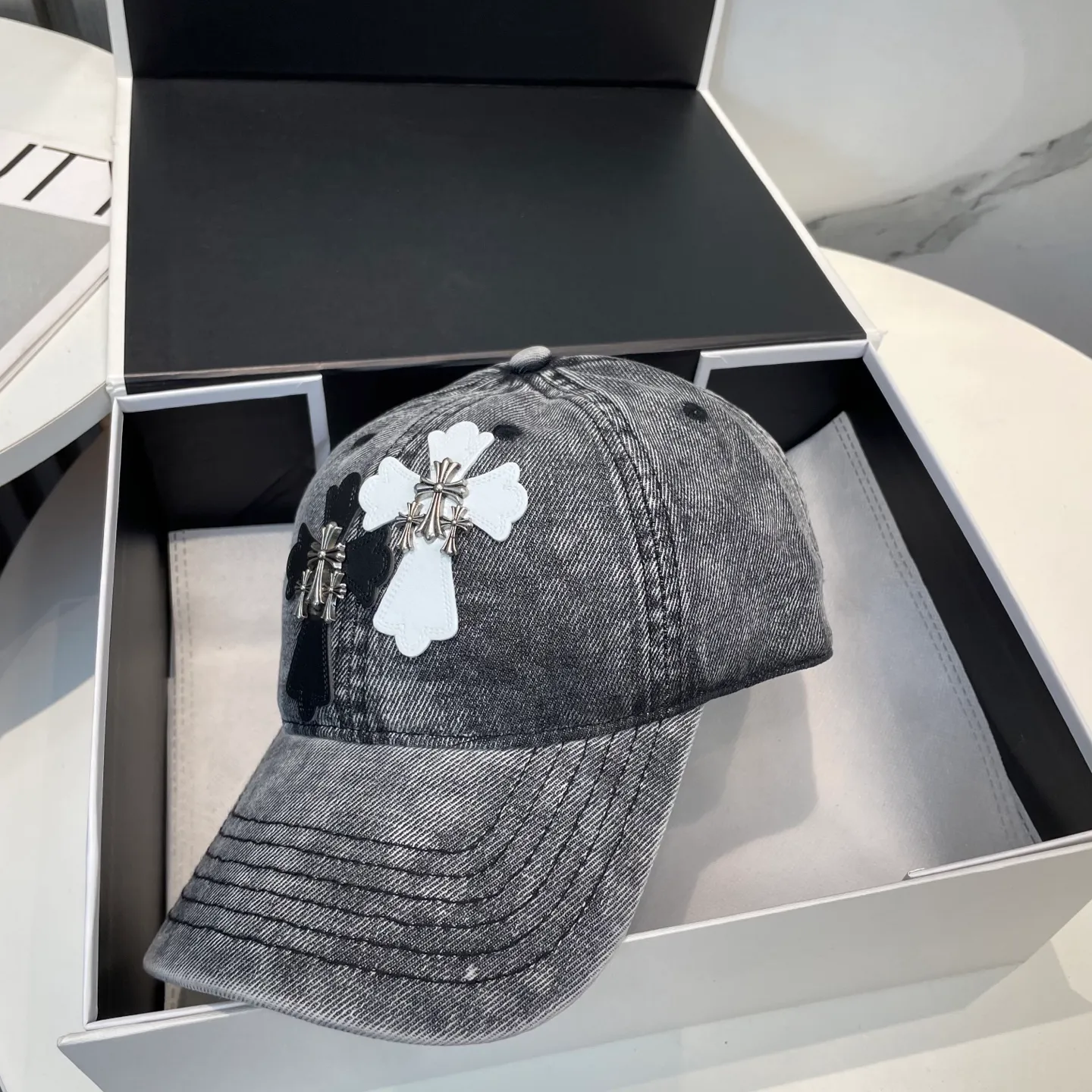 P76 Crow Heart 🆕🆕25 new baseball cap, stylish and classic cross logo, casual with a cool feeling, unisex style, same style for men and women! Very easy to match! Head circumference: 56-58cm is available